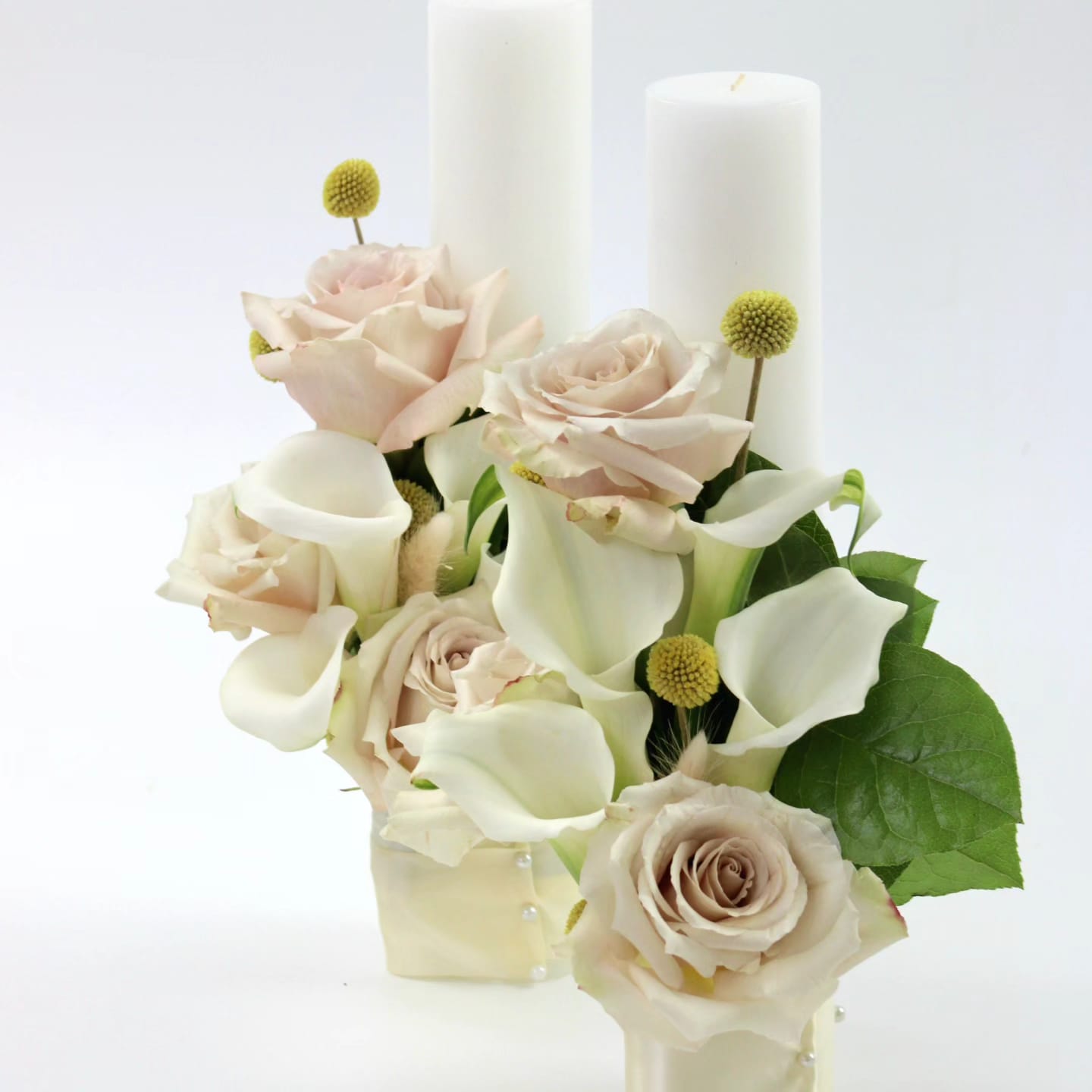 Lumânări de nuntă elegante cu trandafiri nude și cale albe