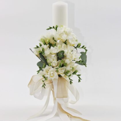 Lumânări de nuntă elegante cu frezii albe, trandafiri crem și eucalipt