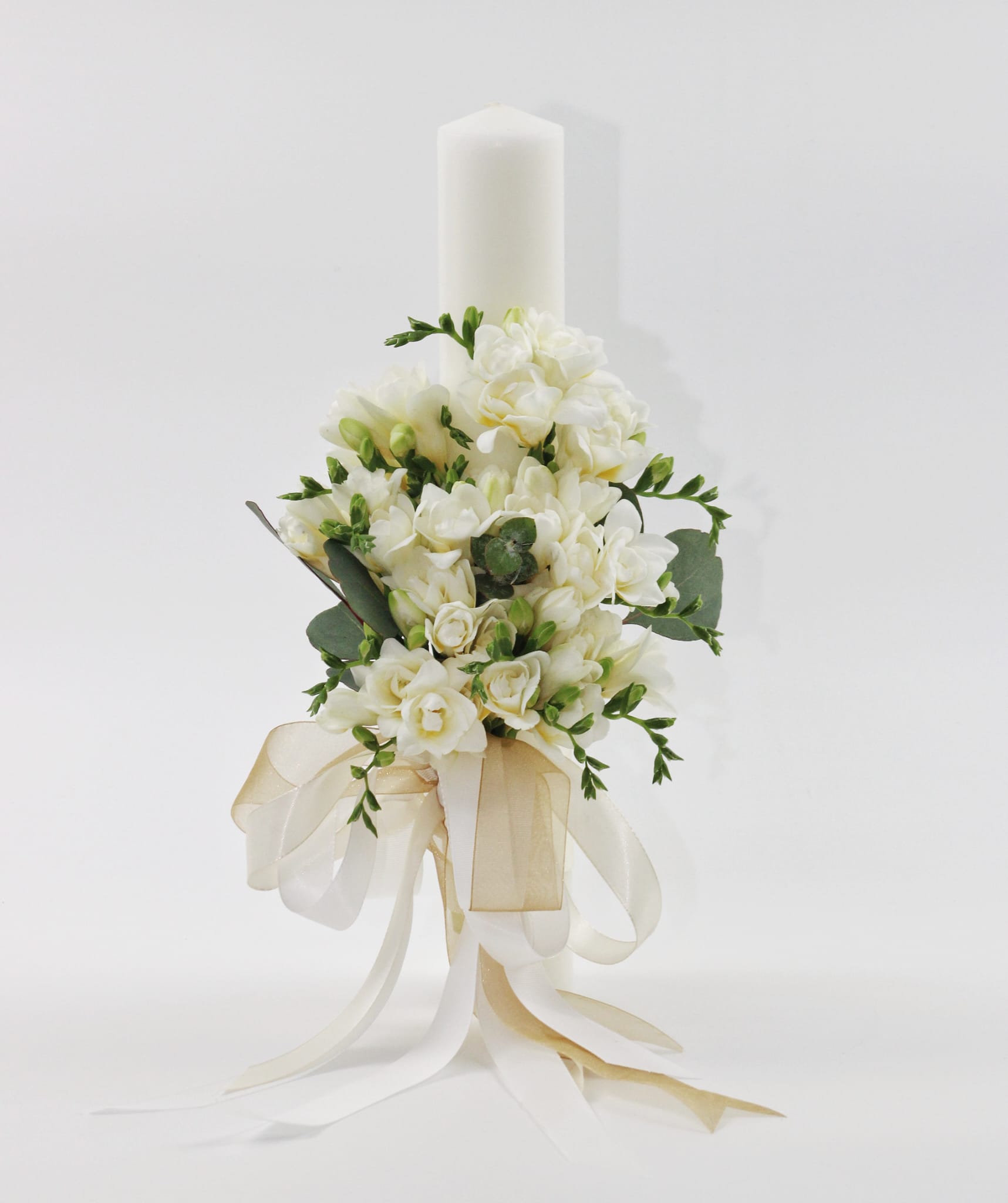 Lumânări de nuntă elegante cu frezii albe, trandafiri crem și eucalipt