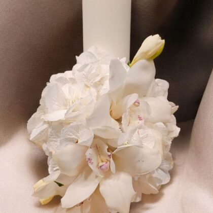 Lumânare decorată cu flori albe – hortensie, orhidee și frezie