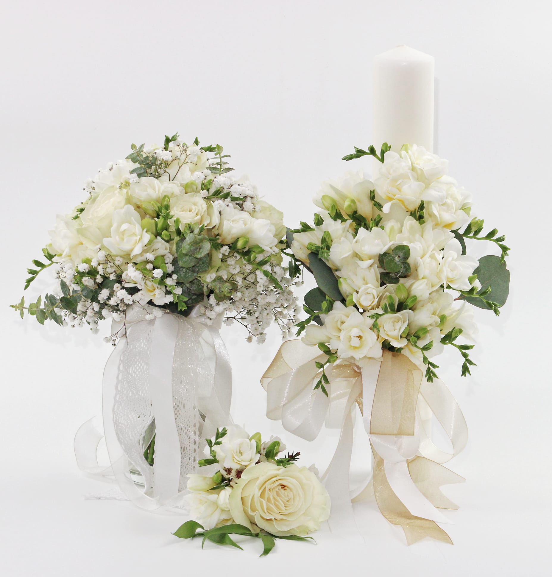 Lumânări de nuntă elegante cu frezii albe, trandafiri crem și eucalipt - imagine 3