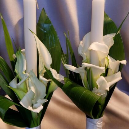 Set lumânări elegante cu cale albe – flori naturale