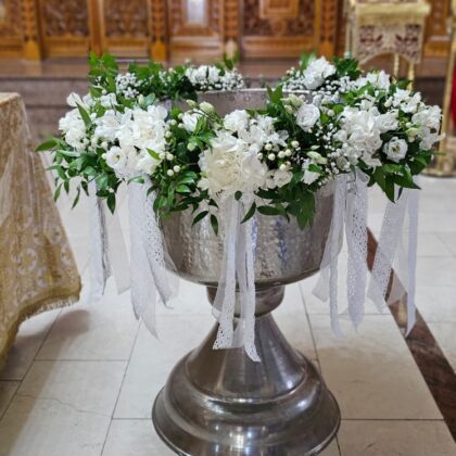 Aranjament floral alb pentru cristelniță