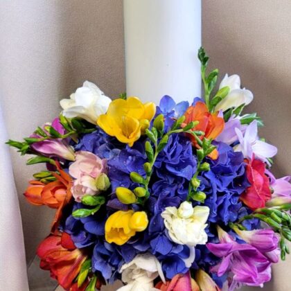 Lumânare decorată cu flori multicolore – frezie și hortensie