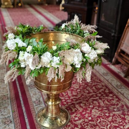 Aranjament cristelniță cu flori albe și pampas