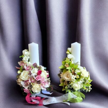 Set lumânări cu trandafiri, frezie și orhidee cymbidium