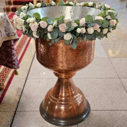 Aranjament cristelniță cu trandafiri nude și eucalipt