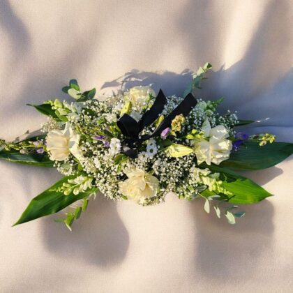 Jerbă funerară albă cu trandafiri, lisianthus și crini