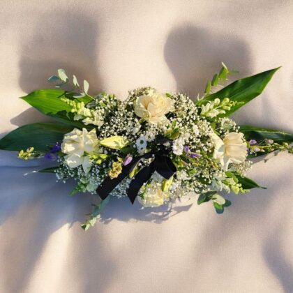 Jerbă funerară albă cu trandafiri, lisianthus și crini
