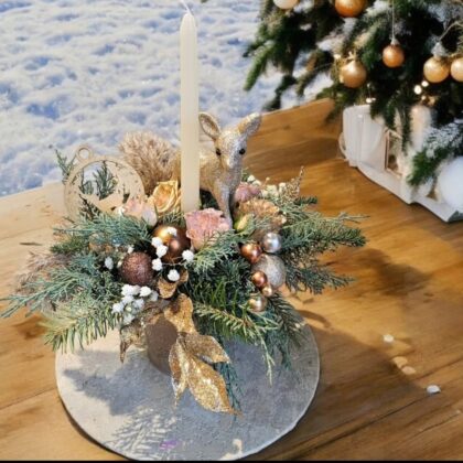 Aranjament de Crăciun cu lumânare, flori și decor auriu cu ren