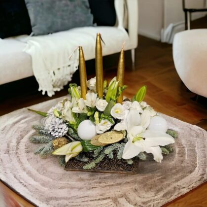 Aranjament de Crăciun cu flori naturale și lumânări aurii