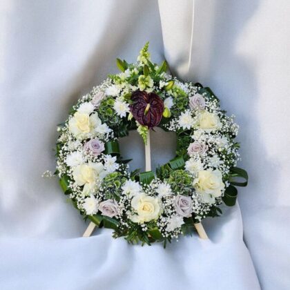 Coroană funerară rotundă cu trandafiri, hortensie și crizanteme