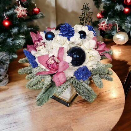 Aranjament de Crăciun cu orhidee, hortensie și decor albastru regal