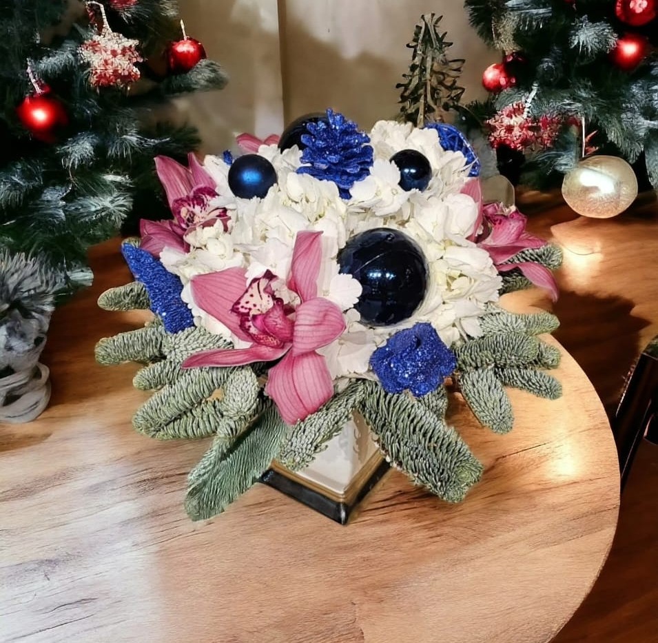 Aranjament de Crăciun cu orhidee, hortensie și decor albastru regal