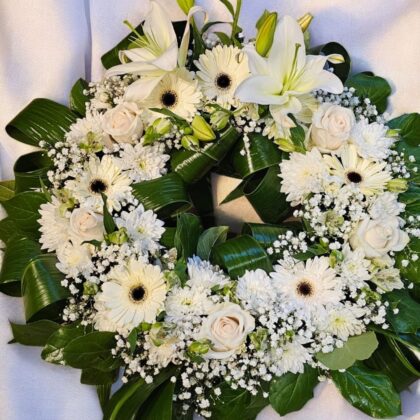 Coroană funerară cu crini, trandafiri și gerbera