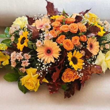 Jerbă funerară cu trandafiri, minirosa, heliamthus și crizantemă