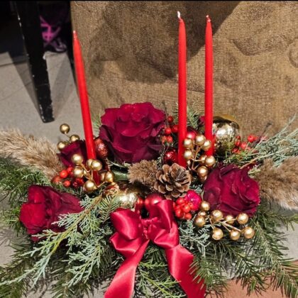 Aranjament de Crăciun cu trandafiri roșii, lumânări și decor auriu