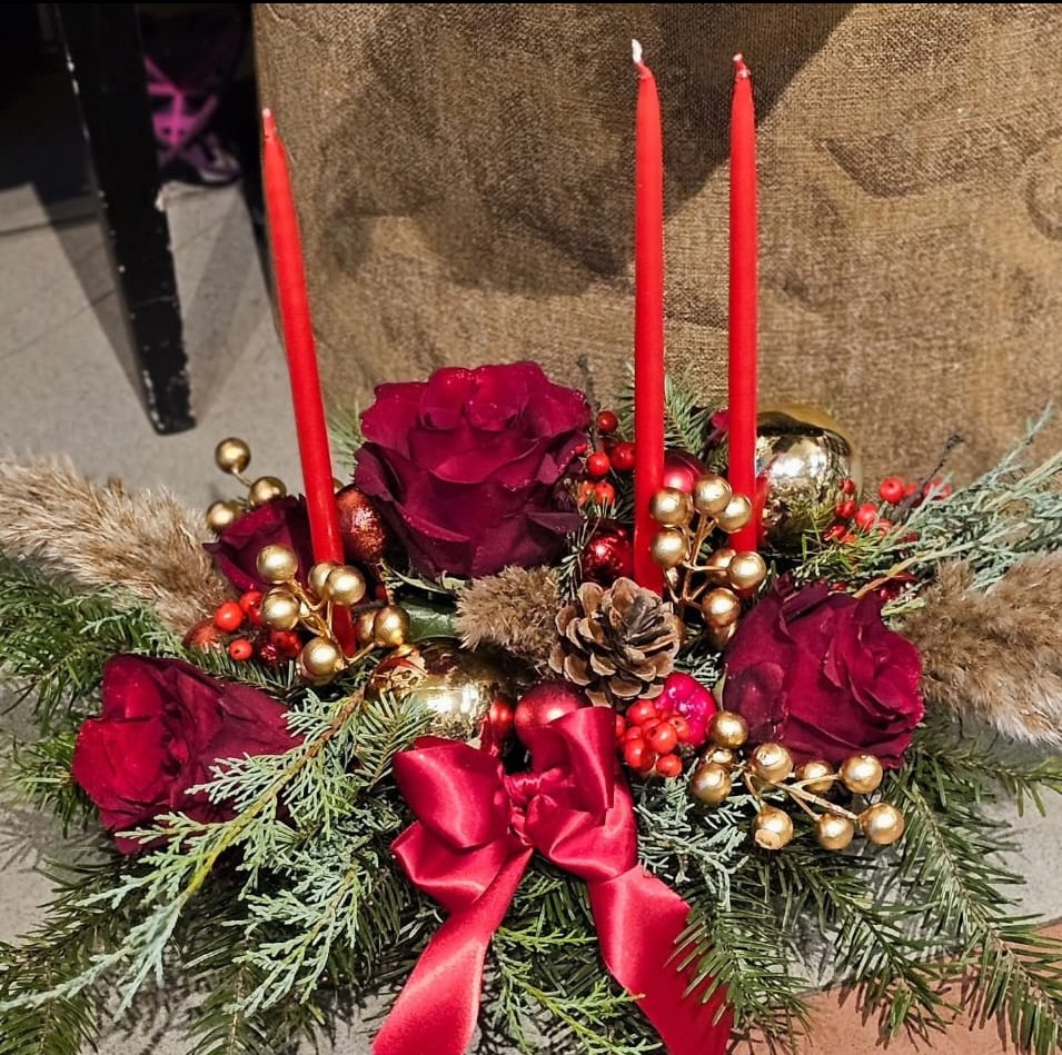 Aranjament de Crăciun cu trandafiri roșii, lumânări și decor auriu