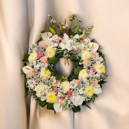Coroană funerară rotundă cu trandafiri, crini și crizanteme
