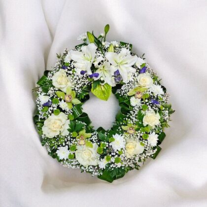 Coroană funerară rotundă cu trandafiri, crini și orhidee
