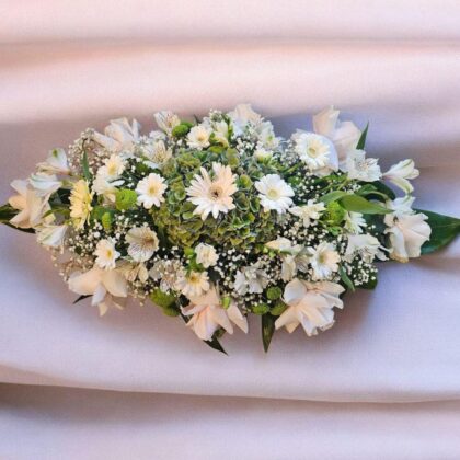 Jerbă funerară albă cu trandafiri, hortensie și gerbera