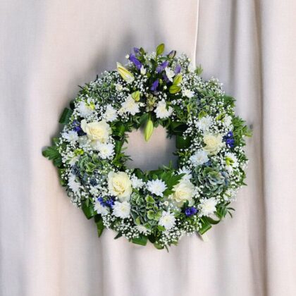 Coroană funerară rotundă cu acountum, crini, trandafiri și hortensii