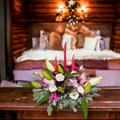 Aranjament de Crăciun cu crini, trandafiri și lumânări roșii