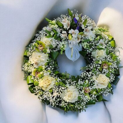 Coroană funerară cu crini, anthurium, aconitum, alstroemeria