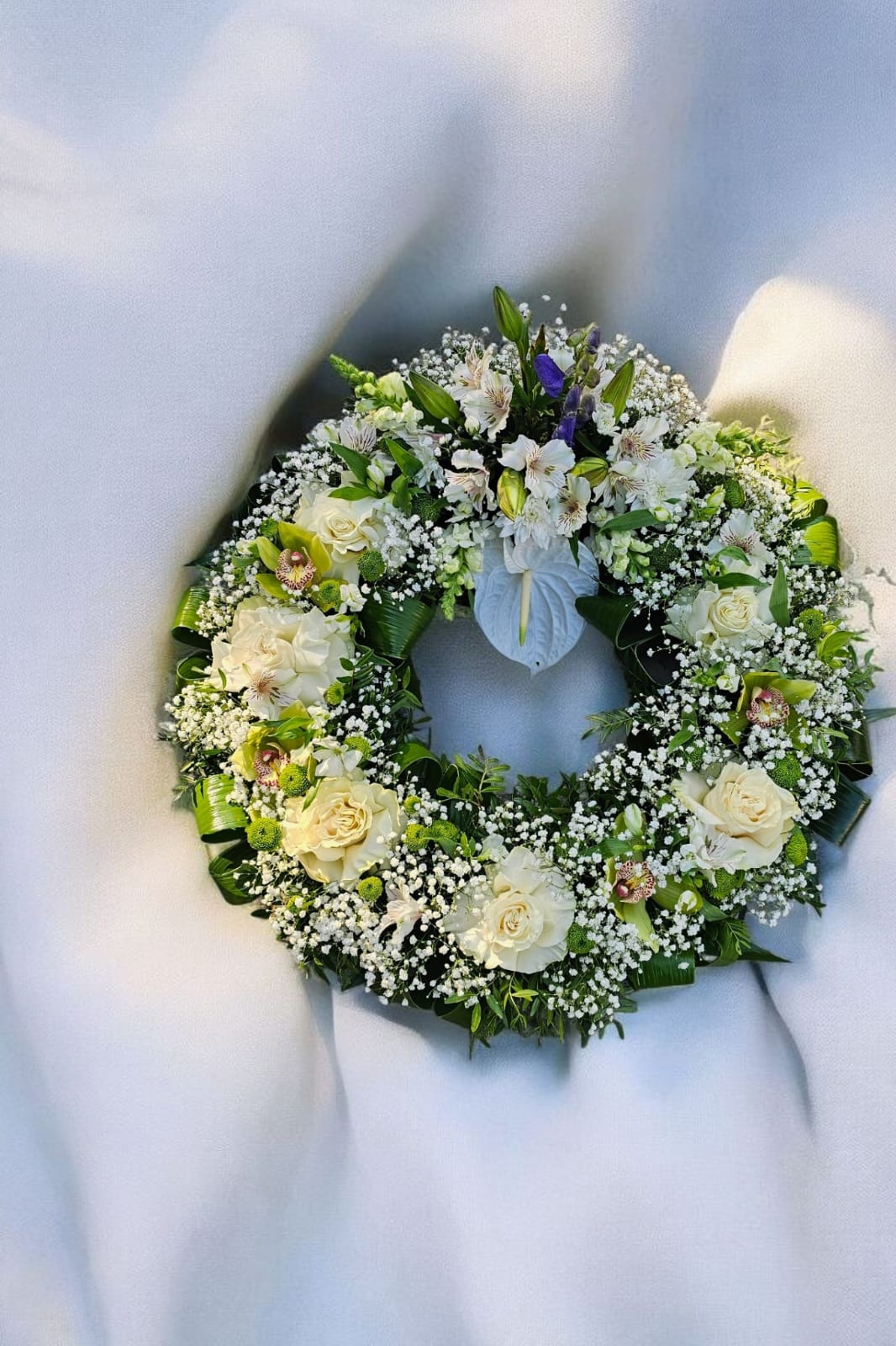 Coroană funerară cu crini, anthurium, aconitum, alstroemeria