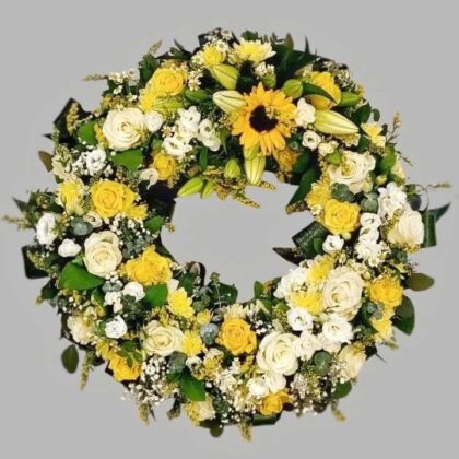 Coroană funerară cu trandafiri, crini, helianthus, frezii și crizanteme