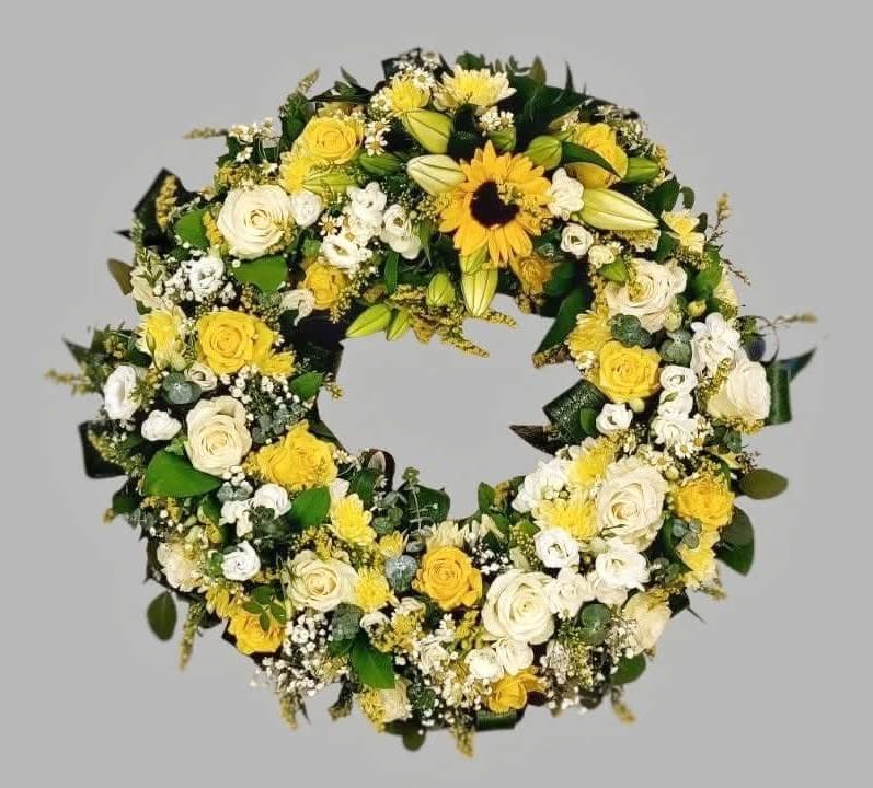 Coroană funerară cu trandafiri, crini, helianthus, frezii și crizanteme