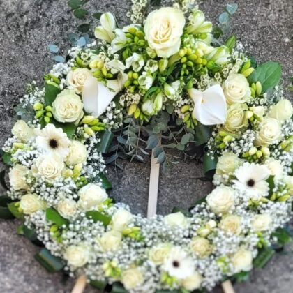 Coroană funerară cu trandafiri albi, frezii, cale, gerbera și gypsophila