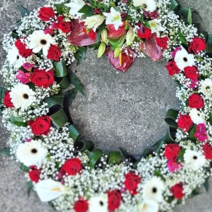 Coroană funerară cu trandafiri, crini, anthurium, frezii și gerbera