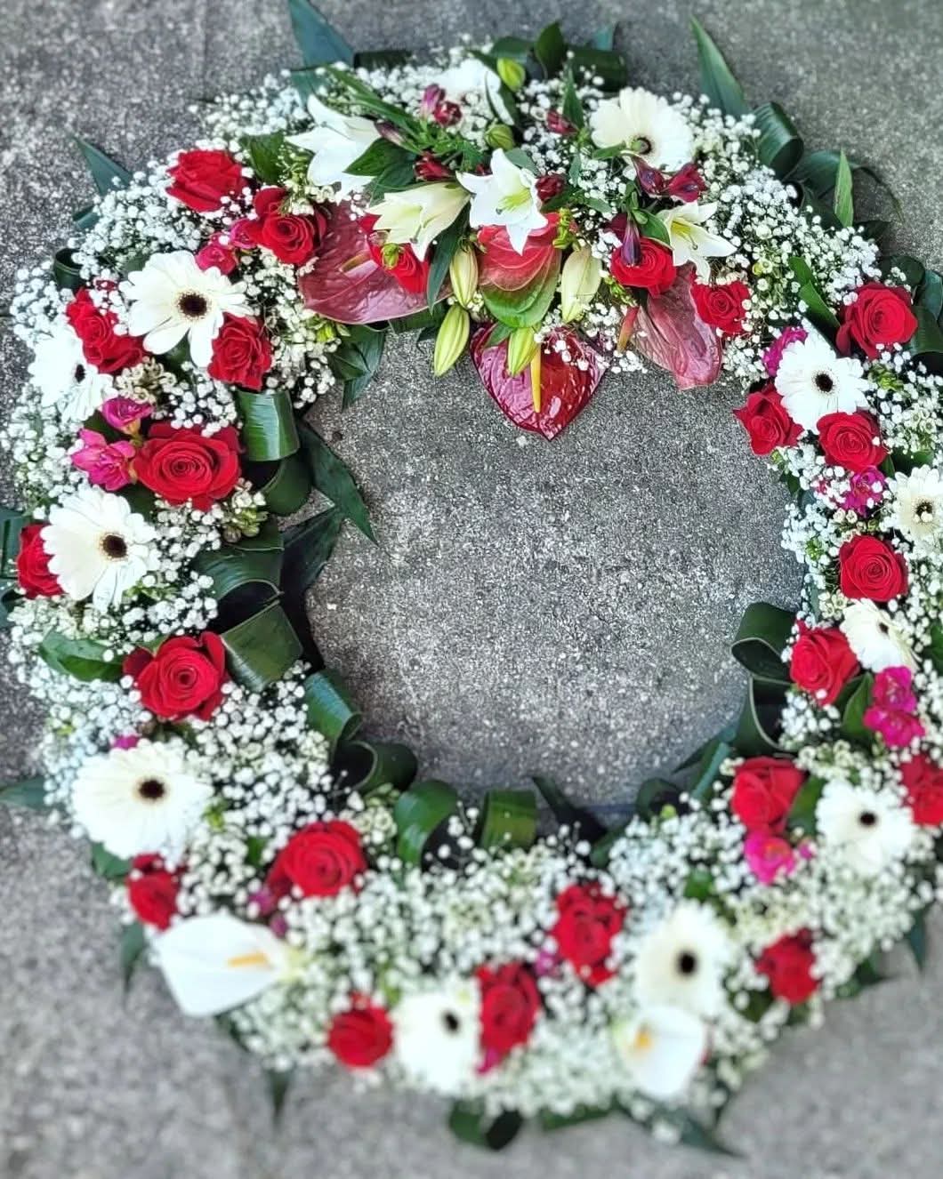 Coroană funerară cu trandafiri, crini, anthurium, frezii și gerbera