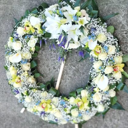 Coroană funerară cu crini, oxypetalum, cymbidium, frezii, trandafiri, veronica