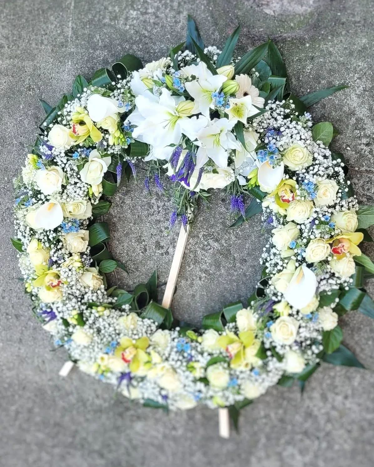 Coroană funerară cu crini, oxypetalum, cymbidium, frezii, trandafiri, veronica