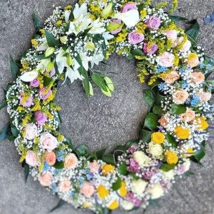 Coroană funerară cu trandafiri, crini, oxypetalum, wax, cale