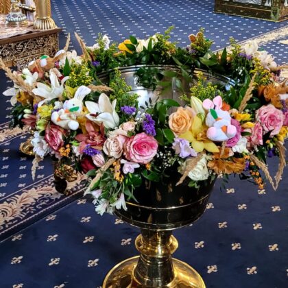 Aranjament cristelniță colorat cu flori naturale și jucării de pluș