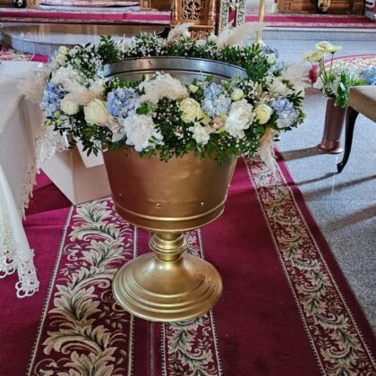 Aranjament cristelniță cu flori alb-albastre