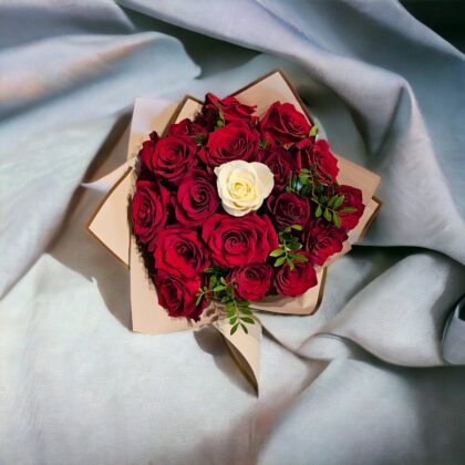 Buchet 19 trandafiri – 18 roșii Explorer, 1 alb Mondial