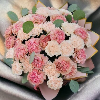 Buchet 39 garoafe crem și eucalipt – eleganță clasică