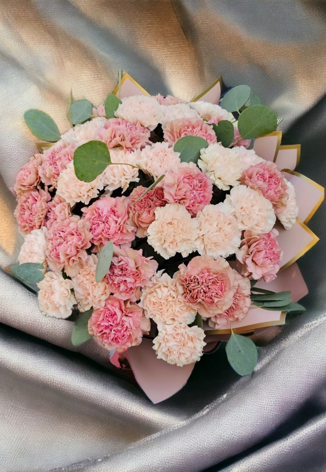 Buchet 39 garoafe crem și eucalipt – eleganță clasică