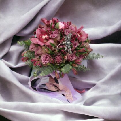 Buchet mireasă Deep Love – trandafiri lila & bujori roz
