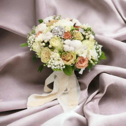 Buchet Winter Love – trandafiri, bujori, bumbac & broșe