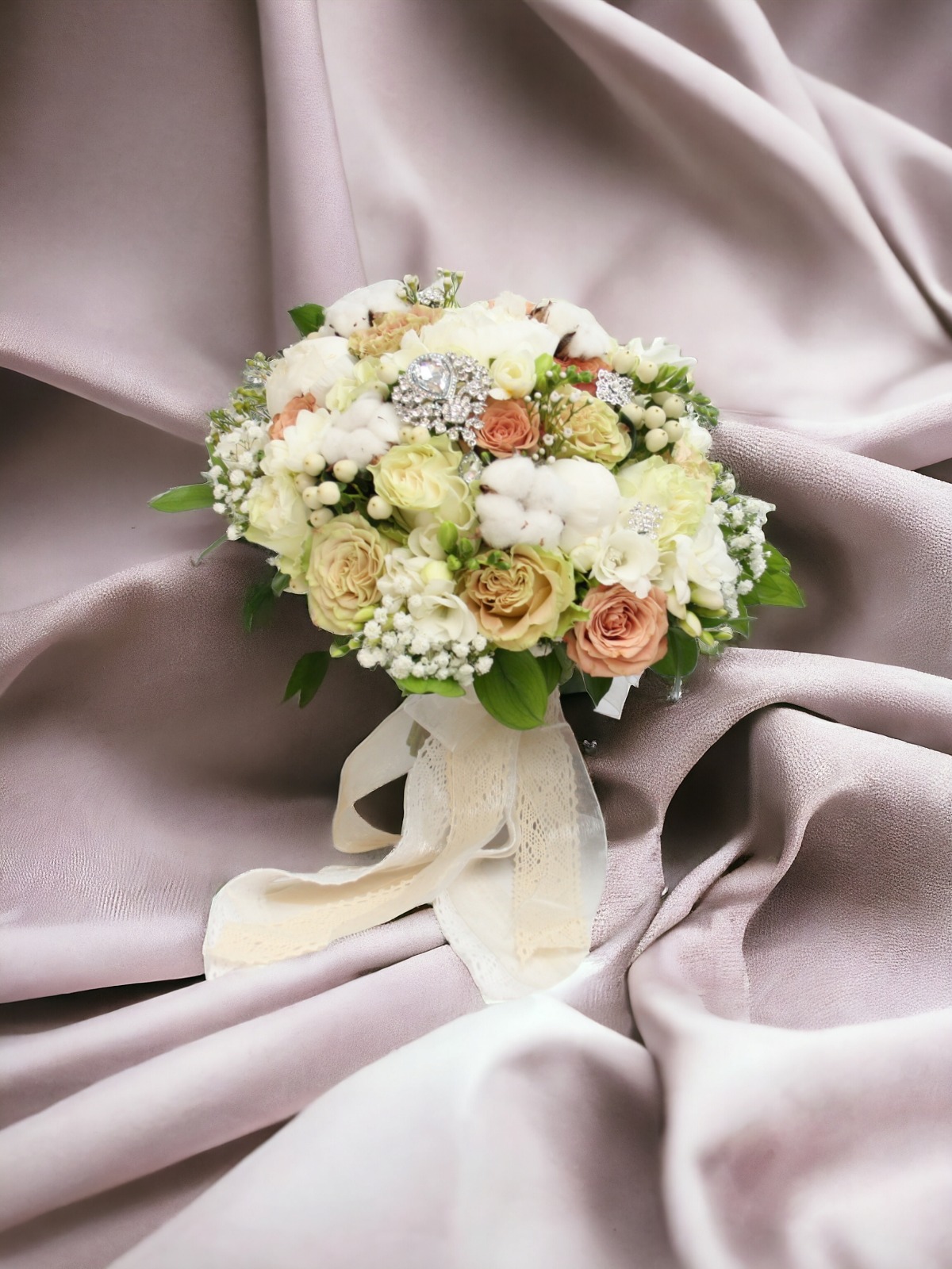 Buchet Winter Love – trandafiri, bujori, bumbac & broșe