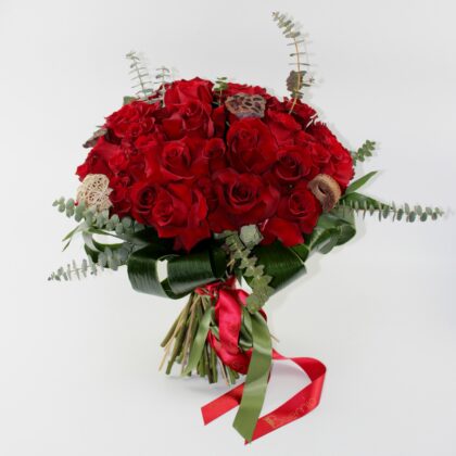 Buchet 45 trandafiri Explorer, verdeață și eucalipt