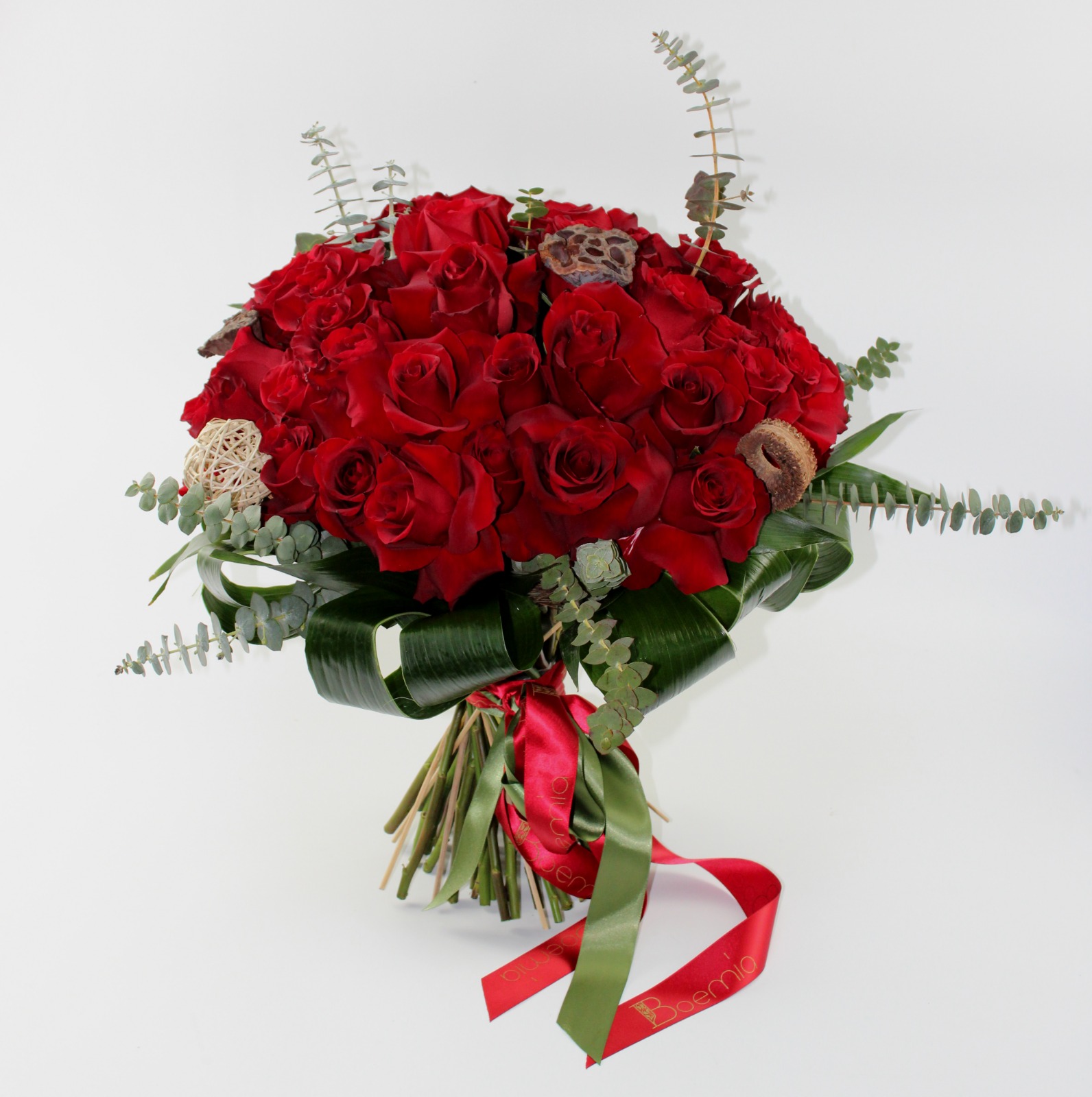 Buchet 45 trandafiri Explorer, verdeață și eucalipt